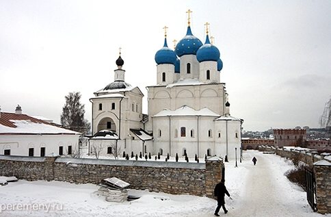 Высоцкий монастырь. Справа собор в честь Зачатия Анной Богородицы